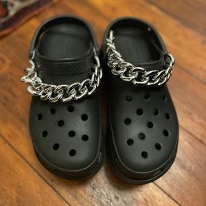 Platform crocs black with silver chain